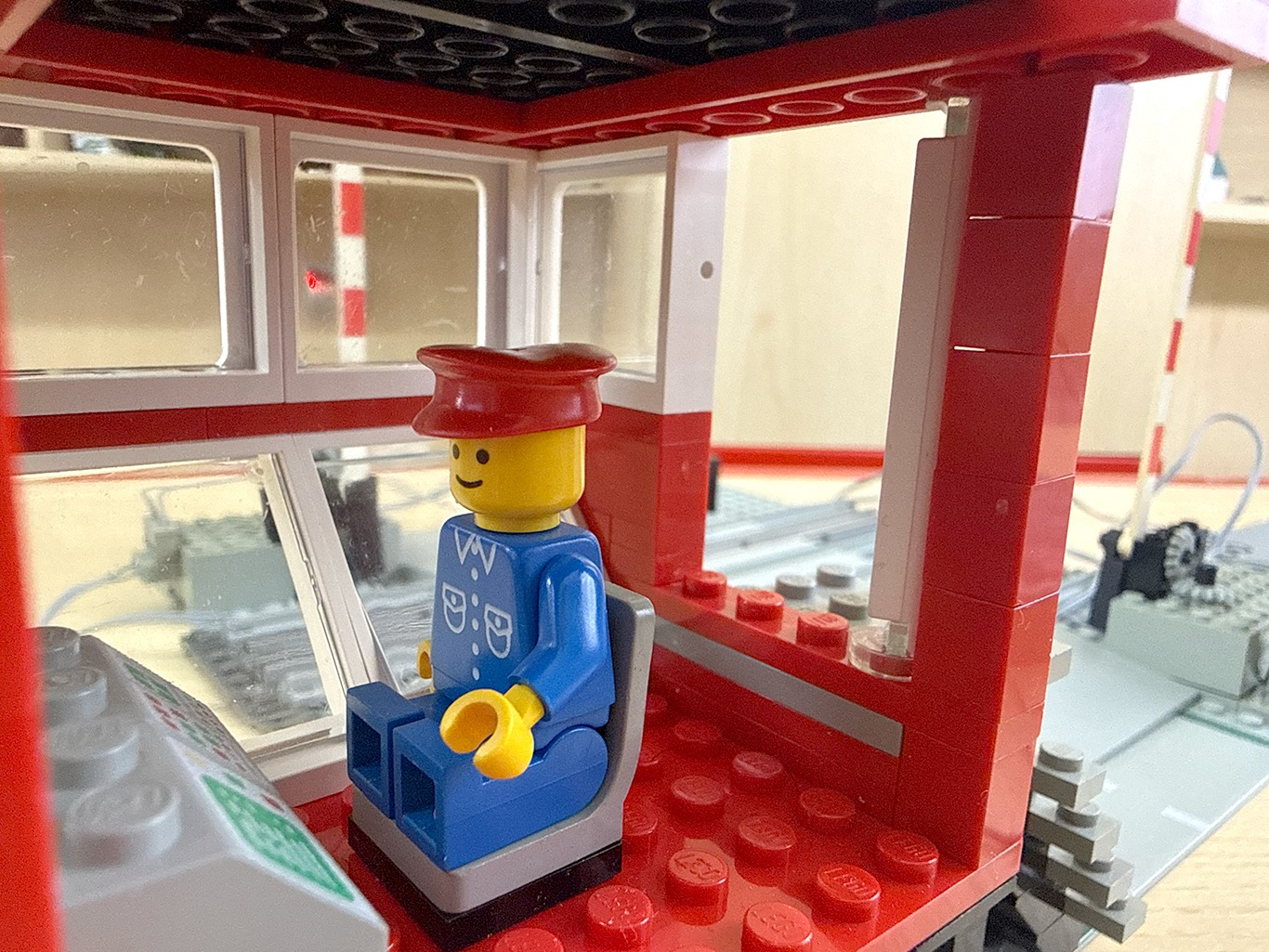 Minifigure dell’operatore ferroviario nella cabina del LEGO 7866