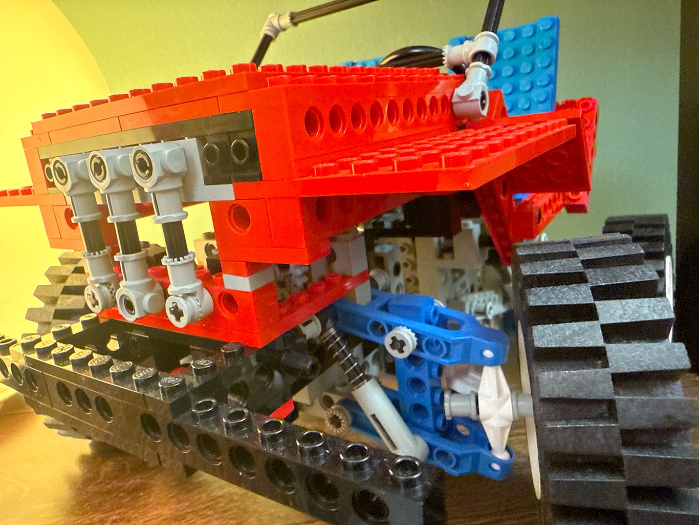 Dettaglio della meccanica a vista di un modello LEGO Technic classico
