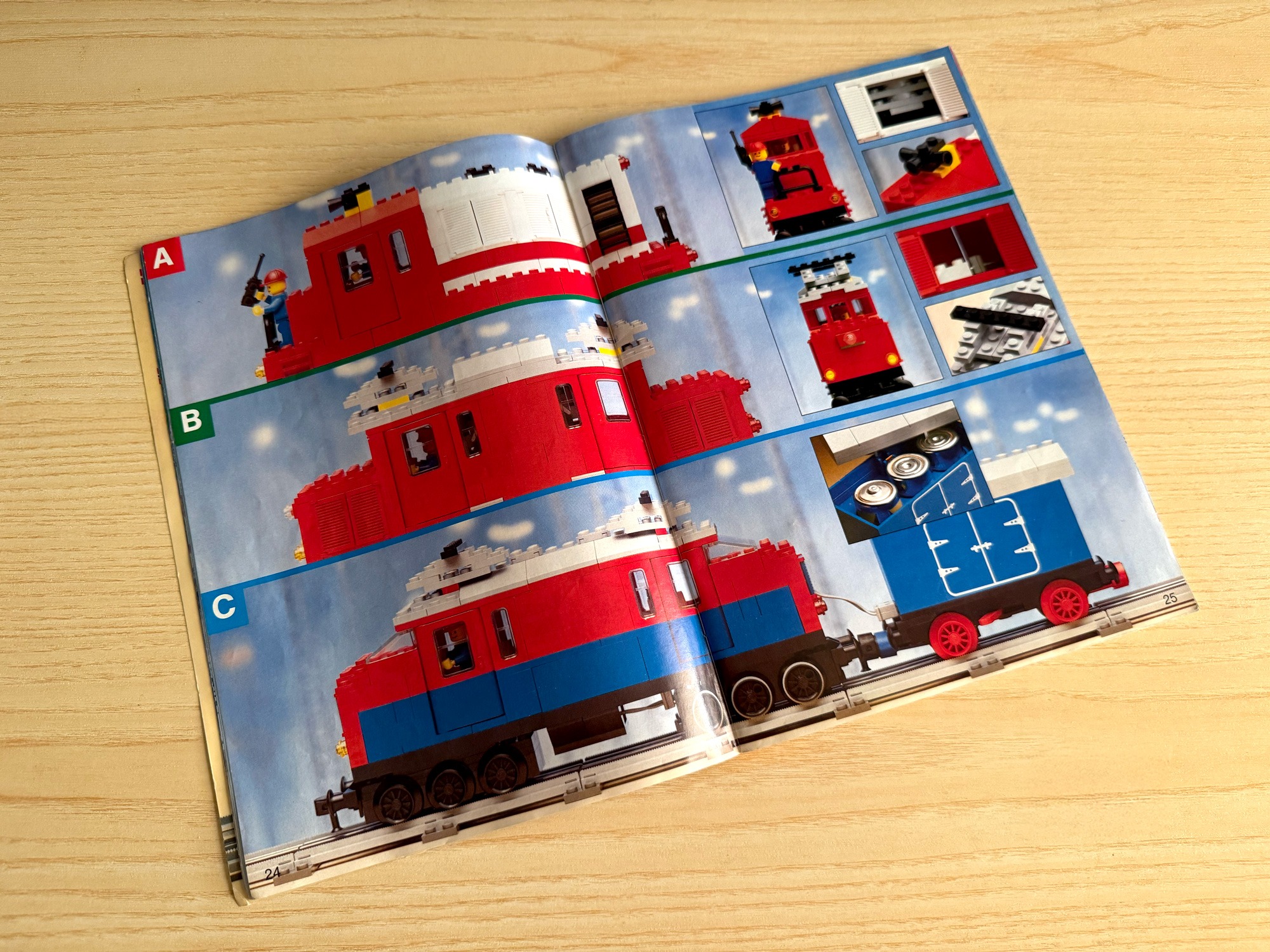 Pagine del LEGO Trains Ideas Book 7777 con varianti di locomotive e vagoni